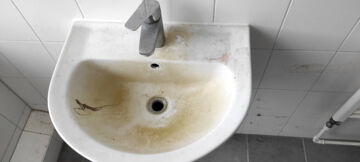 Sonderreinigung Waschbecken Bad - vorher